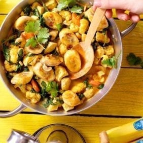 Pollo al curry indiano con banane Chiquita, cavolfiore e spinaci